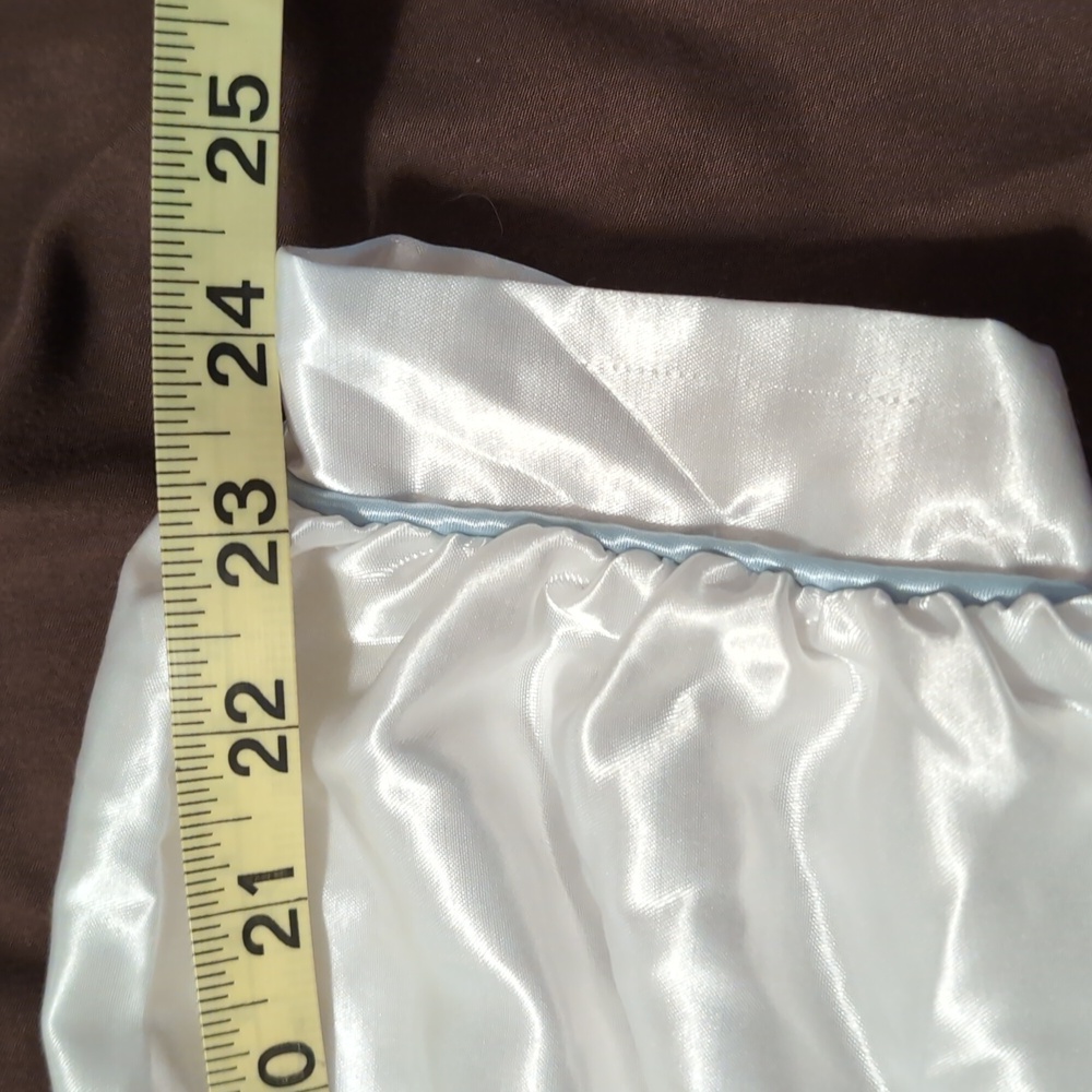 Elegant White Satin Nightgown - Picture 7 of 11
